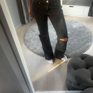 Low waist Jeans - Säljer ett par jeans som har används fåtal gånger. Inga defekter utan har klippt hålen själv och sprättat upp längst ner. 