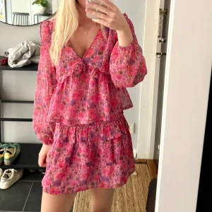 Rosa blus/kjol - Blus och kjol i nyskick! Blusen är i storlek S och kjolen i Xs💘
