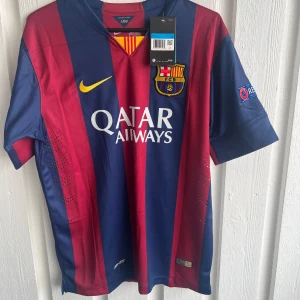 FC Barcelona Neymar Jr 11 matchtröja - Säljer en officiell FC Barcelona fotbollströja från Nike med Neymar Jr och nummer 11 på ryggen. Tröjan har breda marinblå och vinröda ränder, gula detaljer och klubbmärke på bröstet. Kortärmad modell i lätt, ventilerande material med Dri-FIT-teknologi.