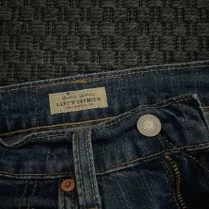 Levis Jeans - Säljer mörkblå Levis 502 jeans. Storlek W29, L32. Nypris 1000-1500kr. Är det några frågor är det bara skriva! 