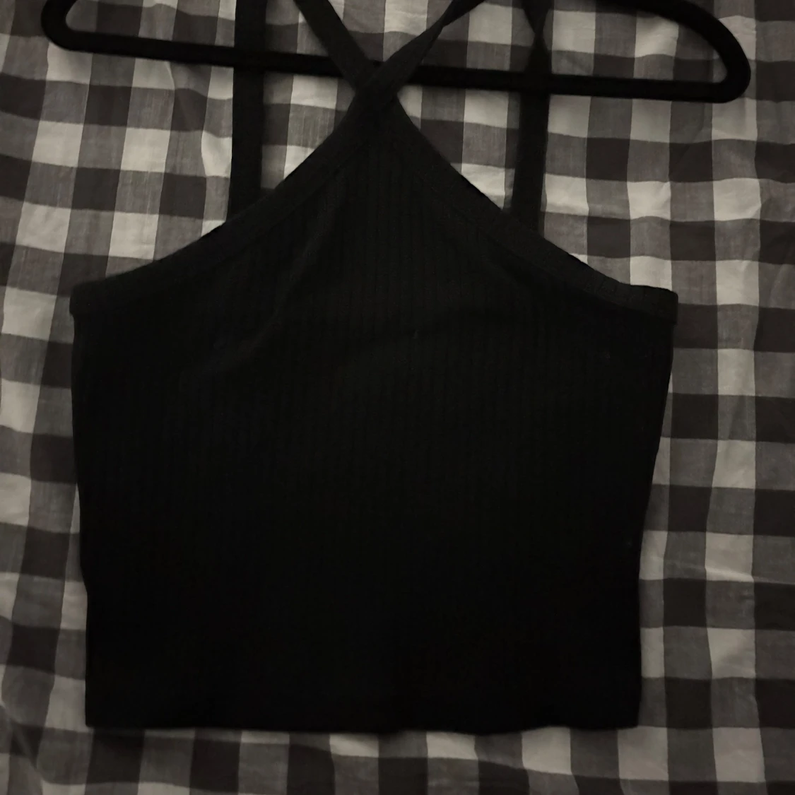 Svart ribbad croppad linnetopp