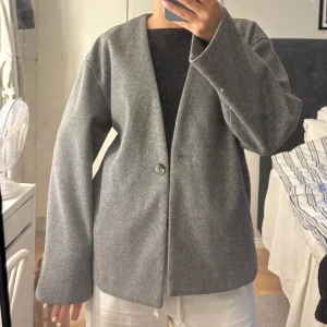 Grå kappa  - Jättefin grå kappa med en knapp framtill. Storlek S från BikBok🫶🏼 Köpt för 599kr och endast använd ett fåtal gånger så den är som ny! 