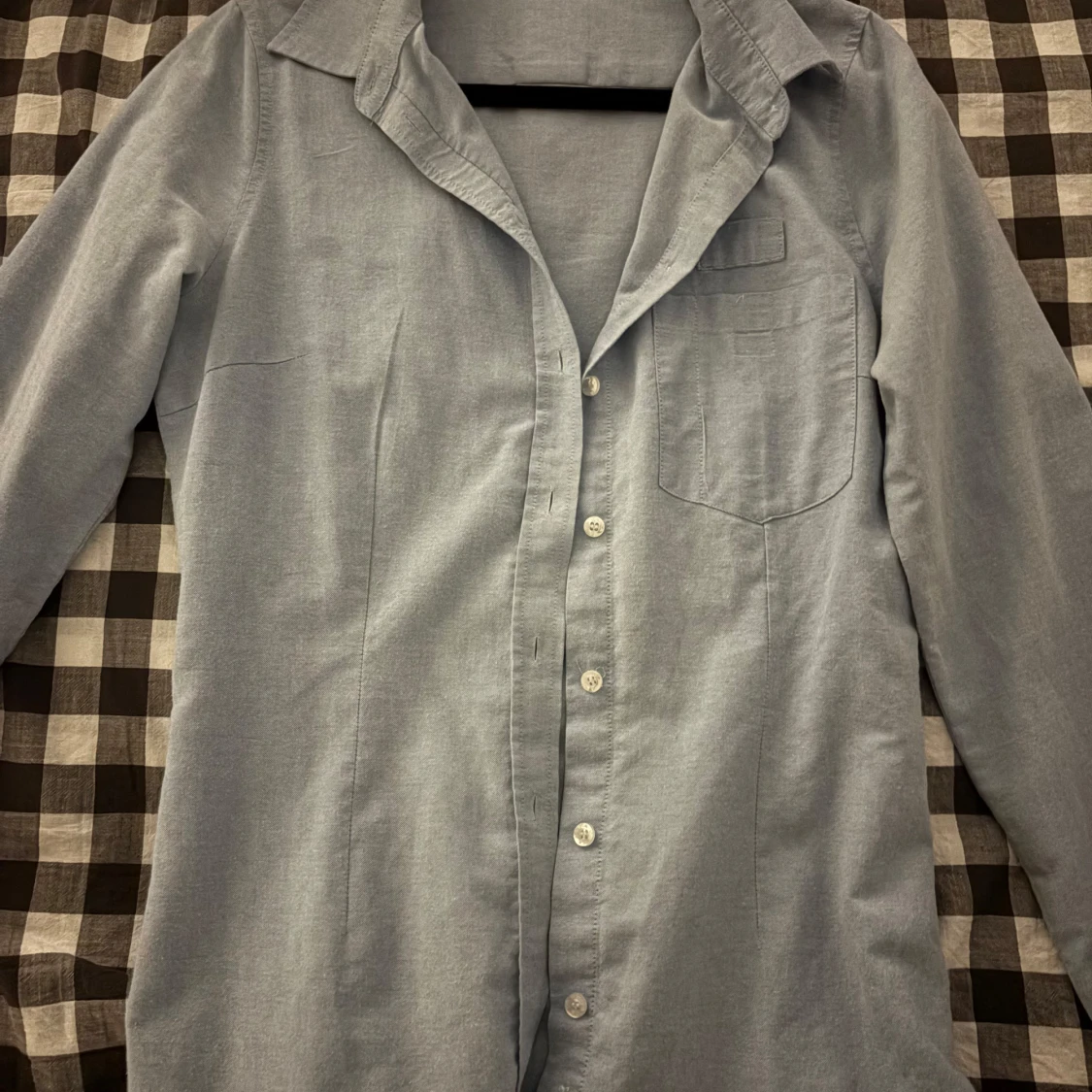 Ljusblå skjorta med klassisk krage