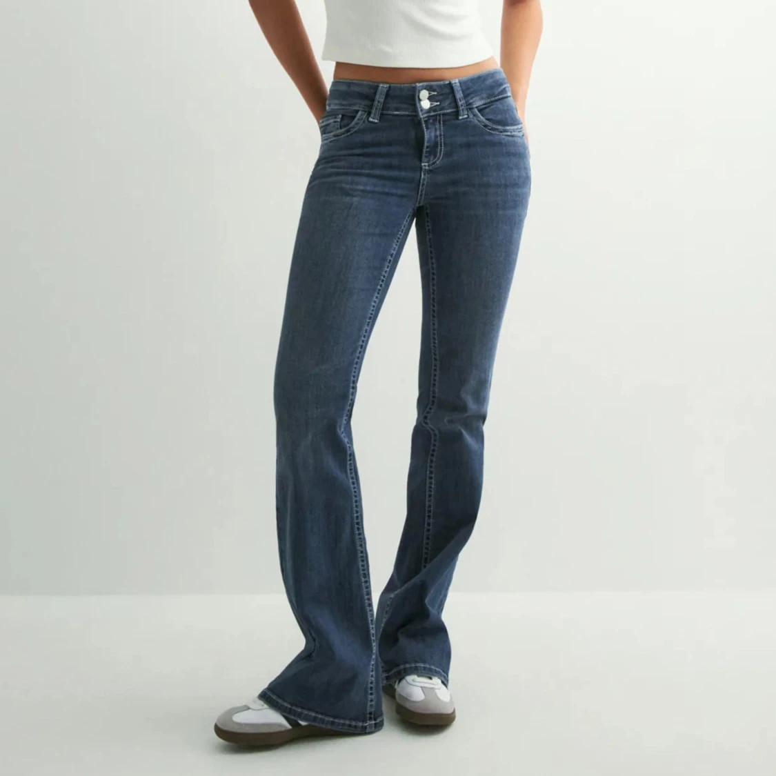 Blå bootcut jeans från Nelly 