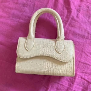 Handväska  - Mini handväska (har axelremsband), helt ny 