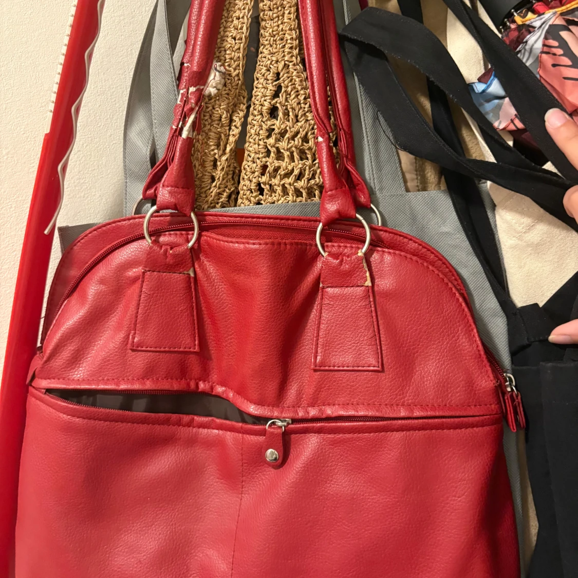 Röd axelväska i skinn med dragkedja