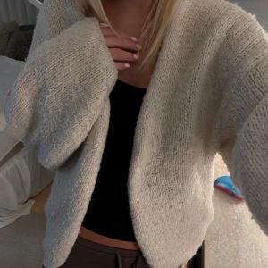 Lindex kofta  - Jätte fin kofta från Lindex i en beige färg. Storlek XS/S. Säljer pga att jag inhe använder den 💕