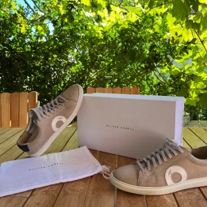 Beige sneakers från Oliver Cabell - Hej! Snygga beige sneakers från Oliver Cabell med vit sula och grå skosnören. Skorna har en rund tå och en vit cirkeldetalj på sidan samt svart detalj på hälen. Tillverkade i skinn för en lyxig känsla och clean look. Perfekt för dig som gillar stilrena och moderna sneakers. Sulan helt ny ej andvänd, pga att jag haft egna sulor. Box och påse medföljer! Köpta på oliver cabell hemsida! Tveka inte en sekund på att höra av dig! Ha en fin dag. Mvh Leo älverdal
