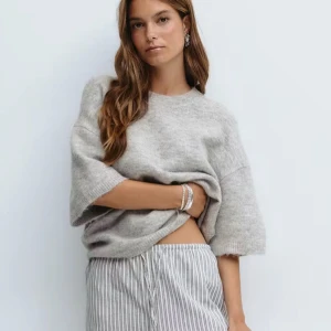 Trekvart stickad tröja från Gina  - Aldrig andvänd och jag brukar ha storlek s på mina stickade tröjor och denna passar