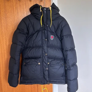 Fjällräven expedition down lite jacka🌸 - Använd två vintrar! Superfint skick, förutom ett snöre som blivit lite slitet, (inget som stör)! Världens skönaste jacka! Passar xs/s/m