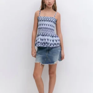 Blå jeanskjol från Gina Tricot - Snygg blå jeanskjol från Gina Tricot med rå kant och slitna detaljer. Kjolen har klassiska fickor fram och bak, knapp och dragkedja i midjan samt coola sömmar framtill. Perfekt för dig som gillar en avslappnad och trendig stil.