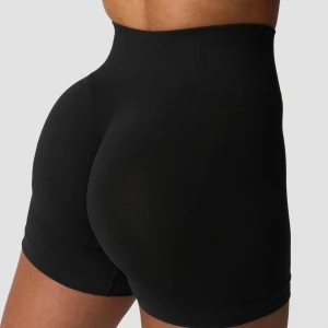 Svarta högmidjade träningsshorts ICANIWILL - Svarta seamless shorts från ICANIWILL med hög midja och tight passform. Stretchigt syntetmaterial som sitter skönt och har silikonprickar på insidan av bensluten för extra grepp. Perfekta för gymmet eller annan träning. Diskret ICW-logga framtill. Aldrig använda och prislapp på säljer då dom tyvärr va för små för mig 🥰