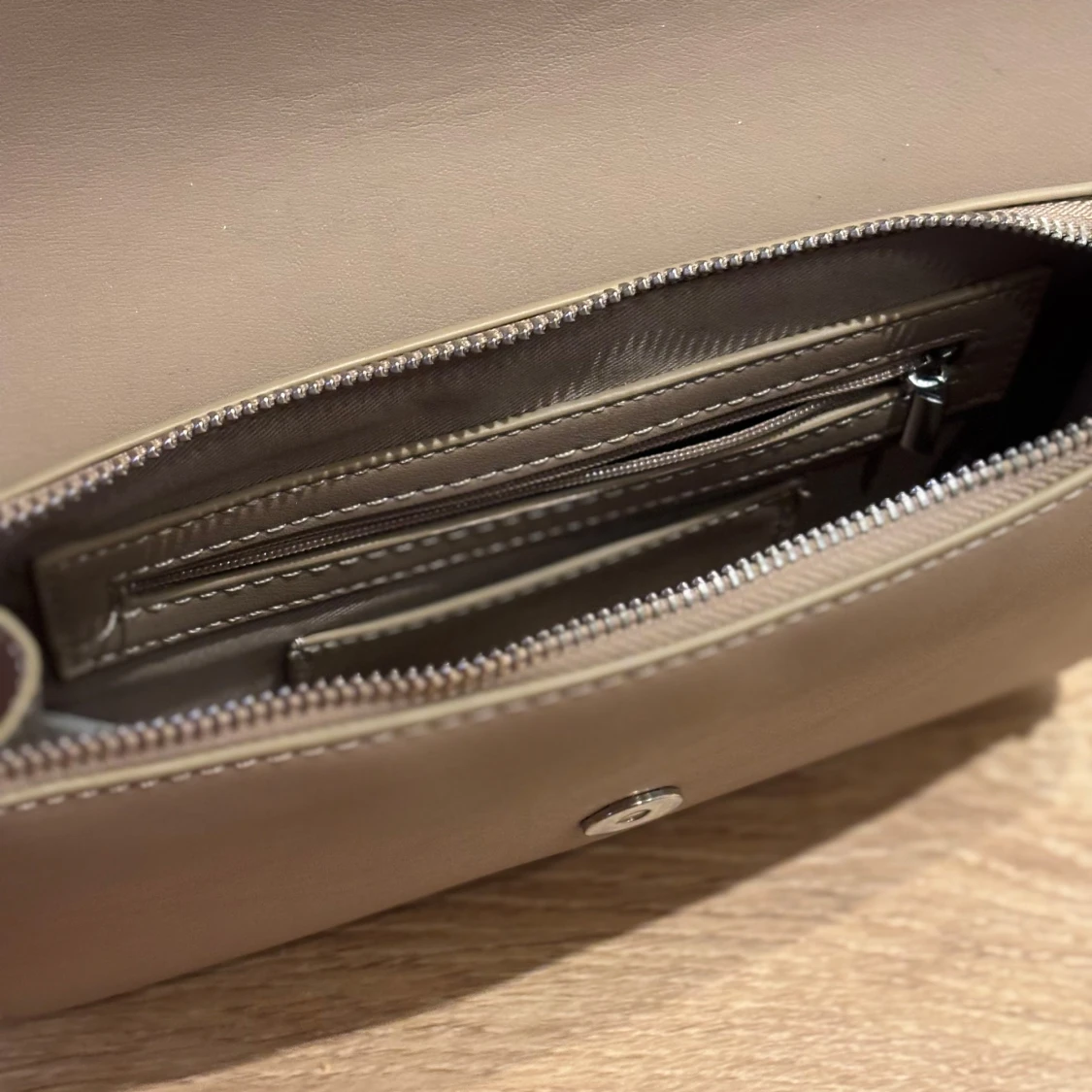 Beige axelväska från CW med silverdetalj - 1