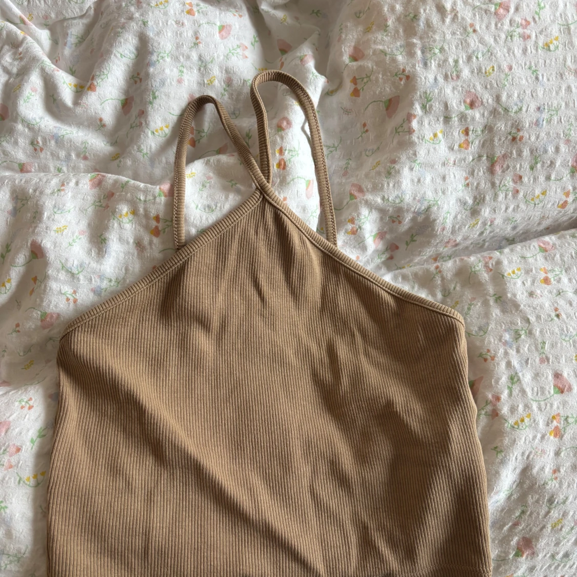 Beige ribbad linnetopp från Zara