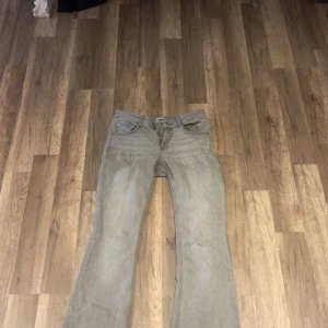 Grå bootcut jeans från 157, S - Säljer ett par grå jeans från 157 i storlek S med kort längd. Modellen har klassisk femficksdesign och bootcut-ben som ger en snygg siluett. Jeansen är tillverkade i mjukt denimtyg och har en neutral grå färg som passar till allt.