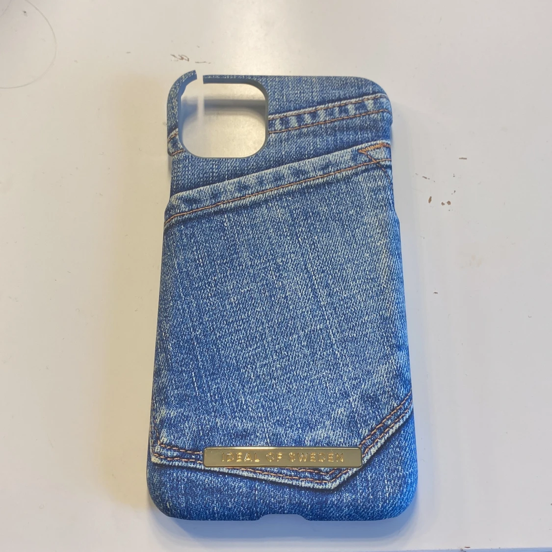 Blå jeansmönstrad mobilskal från Ideal of Sweden
