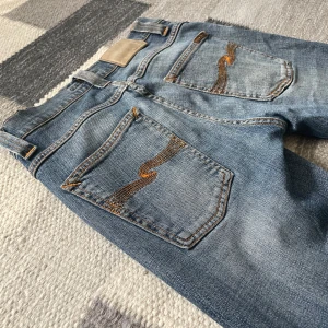 Nudie jeans grim tim - De är lite använda och har ett hål i grenen. De är i storlek W27 L32.