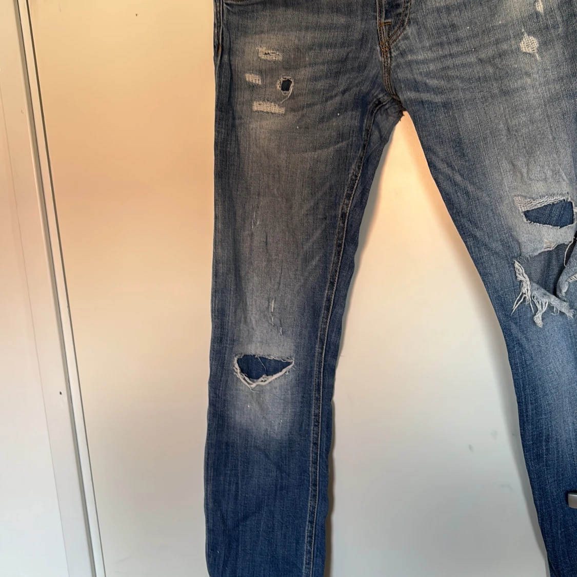 Blå ripped jeans från Jack & Jones - 2