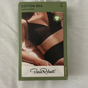 Svart linnetopp från Pierre Robert - En mjuk, skön och bygellös BH i ekologisk bomull. Formpressade, lätt vadderade kupor, och en bred resår under bysten för extra stöd. Aldrig tagen ur förpackningen.