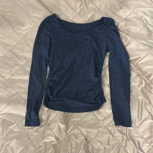 Mörkblå långärmad topp från SHEIN - Snygg mörkblå långärmad topp från SHEIN Teen, perfekt för dig som gillar enkel och stilren design. Toppen har rundad hals och är gjord i mjukt bomullsmaterial som känns skönt mot huden. Passar dig som vill ha en basic tröja med smal passform.