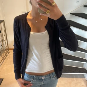 Mörkblå COS Kofta - Lätt och tunn kofta från COS. Koftan har två fickor där fram. Alla knappar finns kvar. Litet hål som inte riktigt syns. Skriv vid frågor 💓