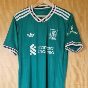 Liverpool fotbollströja 25-26 - Liverpool repIika fotbollströja 25-26. Helt ny med tag. Storlek: Medium