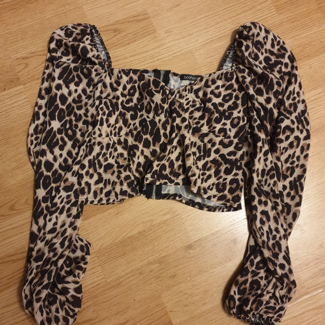 Leopardmönstrad croppad blus Boohoo