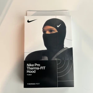 Nike Ski Mask - Unworn nike ski mask. Brand new and in perfect condition. If you are intrested or if you have questions just write to me.😁