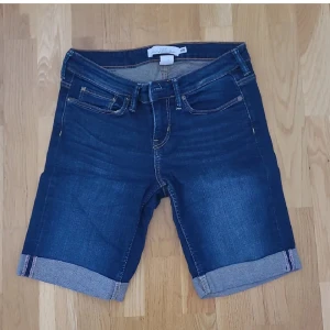 Shorts - Lågmidjade jeansshorts från H&M i storlek 28. Passar S. Kan fraktas men köparen står för frakten 💗