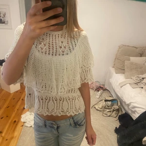 Vit stickad blus från Zara - Superfin vit blus från Zara med stickad, genombruten design och volangdetaljer. Med ett vitt linne under håller den dig varm hela vintern runt 🛍️ har blivit andvänd väldigt få gånger. 