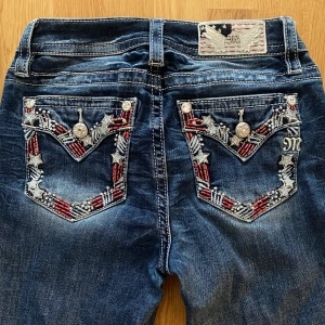Miss Me Jeans - Super snygga Miss Me mörkblåa Jeans med snygga bakfickor i rött, vitt och blått med stjärnor och detaljer. Modellen är midwaist och bootcut i 26 - storlek S. Köpt från plick för 2000. Och säljer dessa nu för 1000! Möts upp i Stockholm, fraktar inte. Swish eller  kontanter funkar. 💕🌸