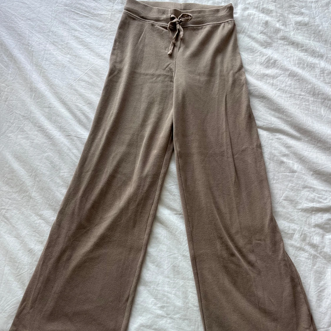 Beige ribbade mjukisbyxor med snörning - 1