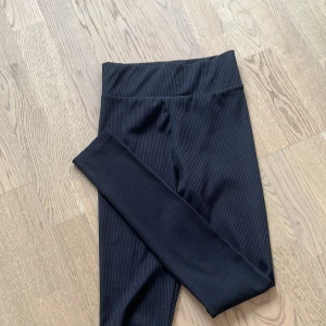 Svarta ribbade leggings från SOC - Säljer ett par svarta träningsbyxor från SOC i storlek 146-152.😊