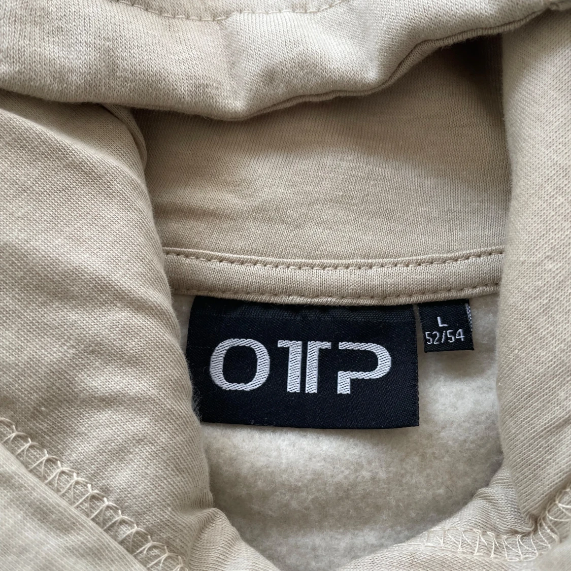 Beige hoodie från OTP med huva - 2