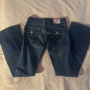 Vintage True Religion jeans - Snygga och vintage blå lågmidjade bootcut  jeans från True Religion🫶 STORLEK: W25!!!