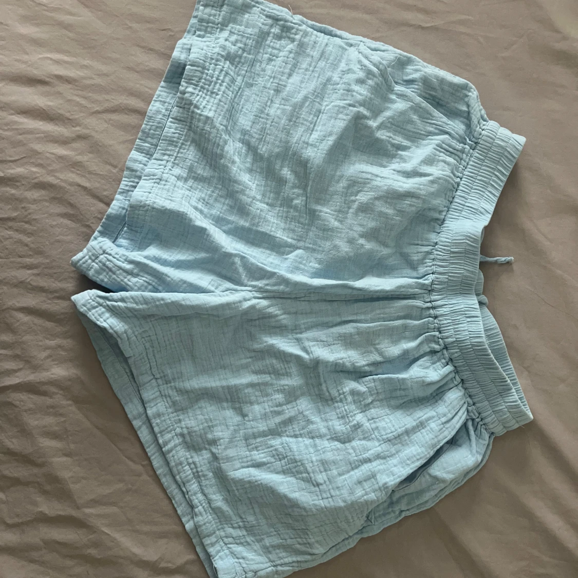 Ljusblå loose shorts med snörning från Cubus