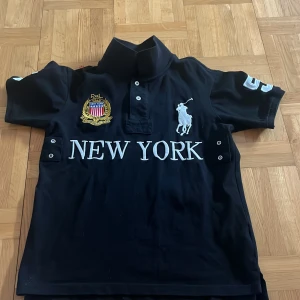 Polo tröja - Aldrig använd bara varit i min garderob  Bra skick ⚡️pris kan även diskuteras⚡️