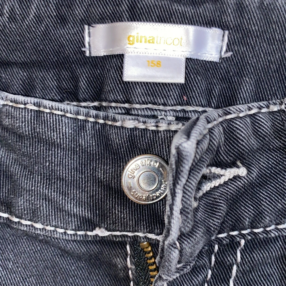 Svarta bootcut jeans med kontrastsömmar - 4
