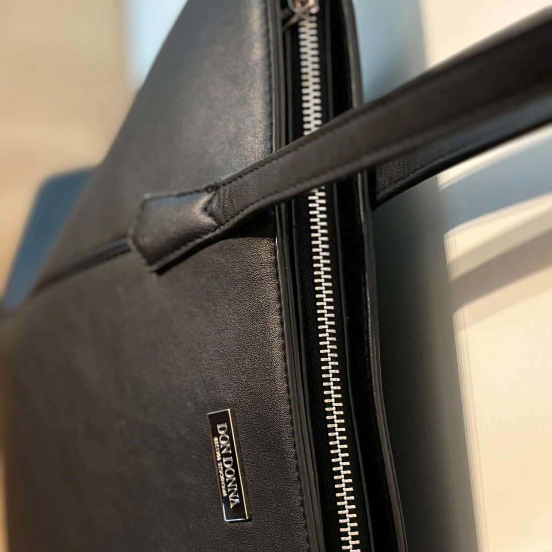 Svart axelväska från Don Donna - 2