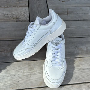 Vita adidas sneakers strl 38 - Fina adidas sneakers i bra skick. Endast lätt använda💗
