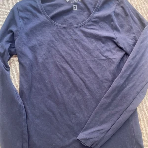 Mörkblå långärmad tröja Bondelid - Snygg mörkblå långärmad tröja från Bondelid i storlek S. Tröjan har en rund halsringning och är gjord i mjuk bomull. köpt från MQ och säljer för den inte kommit till andväning