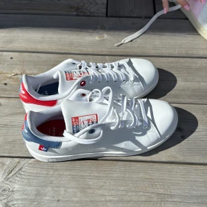Adidas Stan Smith sneakers vit/röd/blå - Helt oanvända stan smith skor i strl 38 2/3!