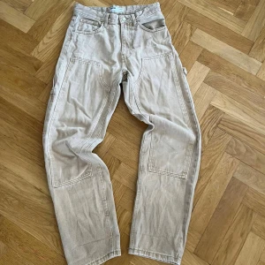 Bershka double knee - Säljer ett par beige double knee jeans från bershka. Utmärkt skick utan några skavanker. Ställ gärna frågor, priset är alltid diskuterbart!