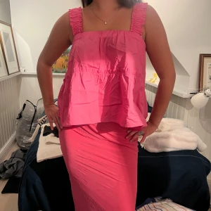 Rosa topp och kjol  - Sååå fint kjol och topp set från forever 21, passar en M 