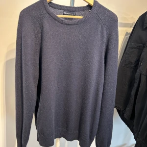 Mörkblå stickad tröja  - En enkel och stilren mörkblå stickad tröja.