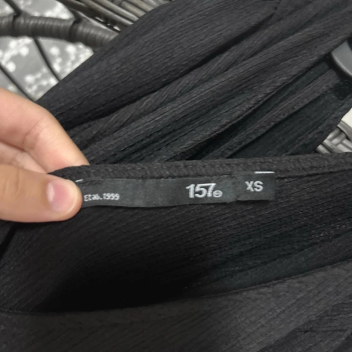 Svart klänning med v-ringning från 157 - 1