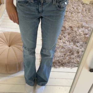 Blå jeans Gina - Snygga lågmidjade jeans ifrån Gina Tricot (barnavdelning), storlek 158. Nya jeans utan prislapp, säljer de för 250kr (originalpris: ca 360kr) ✨💞