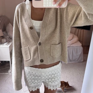 Super söt kofta från uniqlo💓 - Använd fåtal gånger 💗 Storlek M men passar mig som använder XS/S 🥰🥰🥰🥰🥰