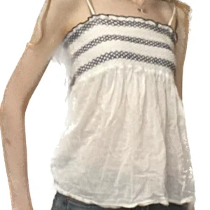 Vit och blå linnetopp från Vila XS - Gullig topp från vila. Köpte på plick men har tyvärr aldrig kommit till användning. Fint skick förutom ett litet hål (se bild). Jag kan sy ihop hålet om det önskas 🤍. Tvättar plagget innan det skickas! 🤨