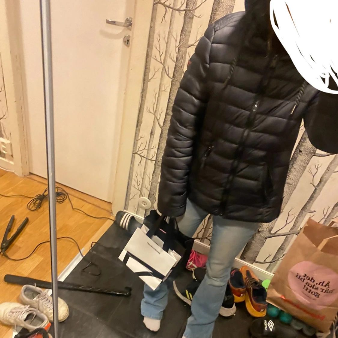 Svart pufferjacka med huva - 1